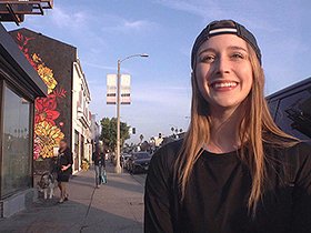 ロスでナンパしたスケボー大好き留学生が日本の中年おじさんにお願いされて断れず赤面困惑AV出演レイニー（21歳）　サンプル画像02